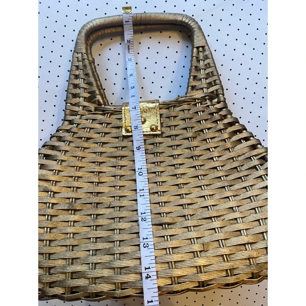 Unbranded structured wicker